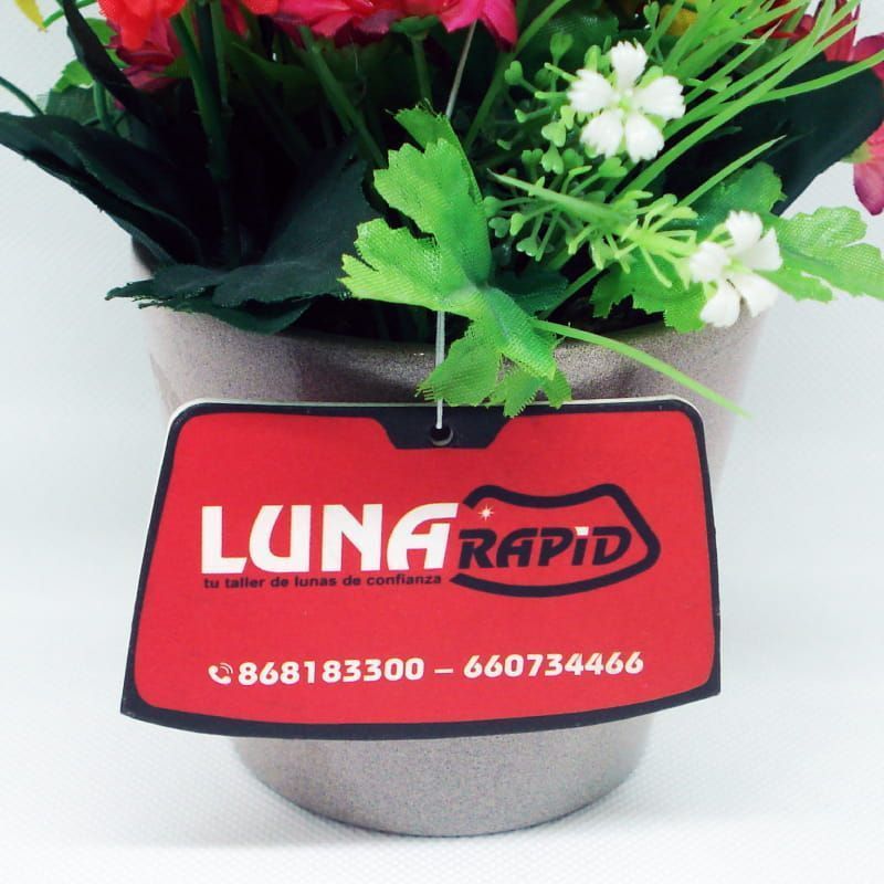 Una muestra de ambientador de coche personalizado fabricado para una empresa de reparación de lunas