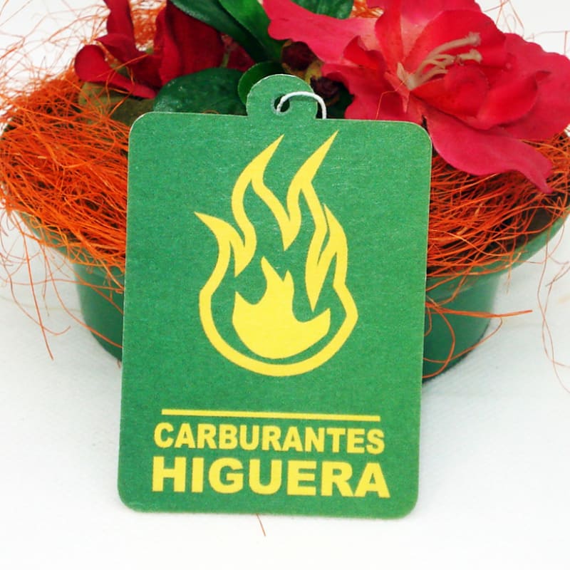 Una muestra de ambientador de coche personalizado fabricado para una empresa de venta de carburantes y gasolinera