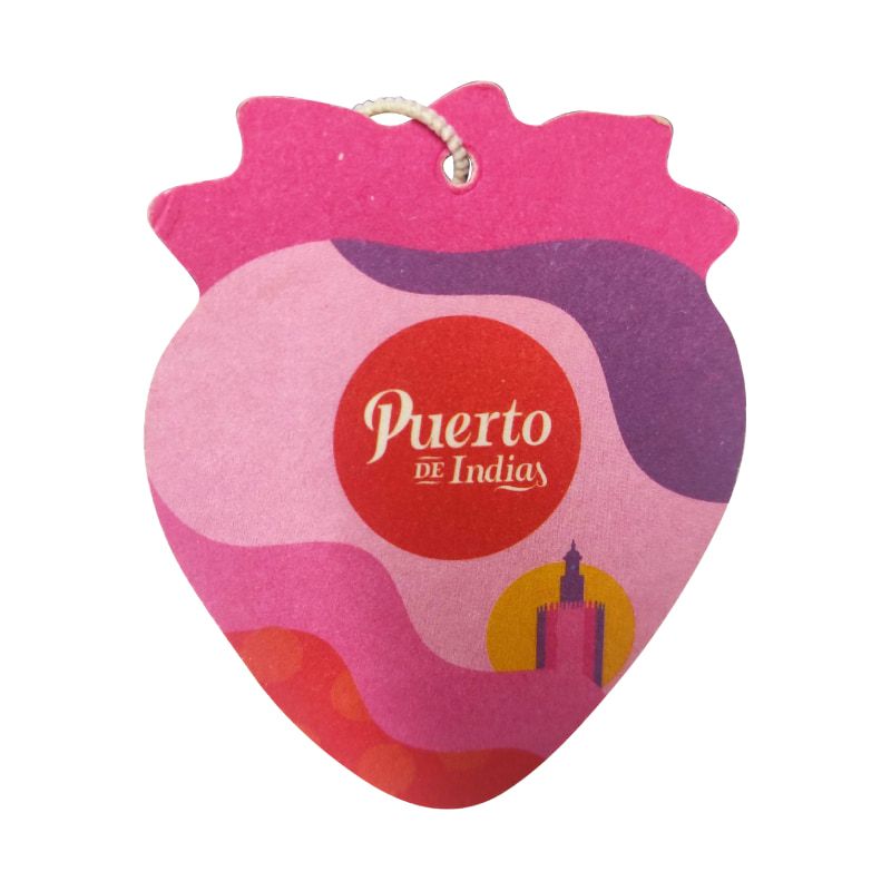 Una muestra de ambientador de coche personalizado con forma de fresa fabricado para una empresa de bebidas alcohólicas.